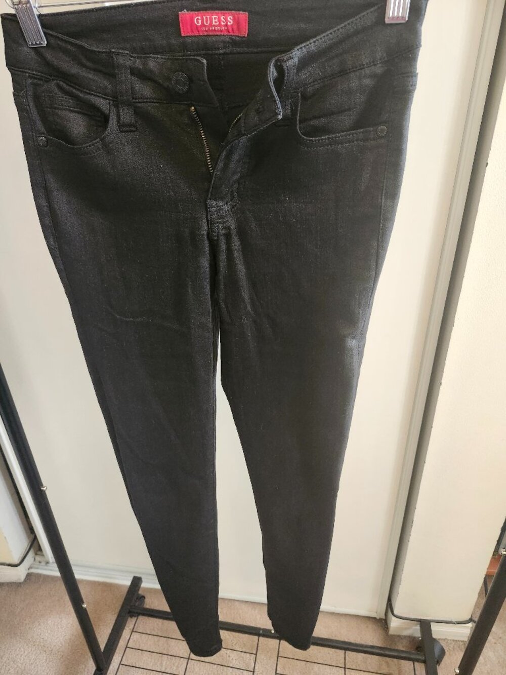 GUESS SKINNY JEANS  COLOR BLACK SIZE 24